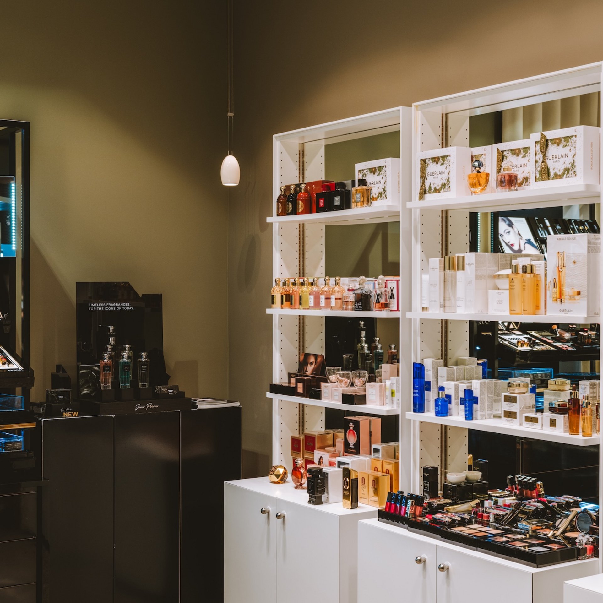 Entspannen im Hotel Post Lech Arlberg | Spa, Ruhe & alpine Erholung Regale mit Parfüm und Kosmetik in einem Geschäft