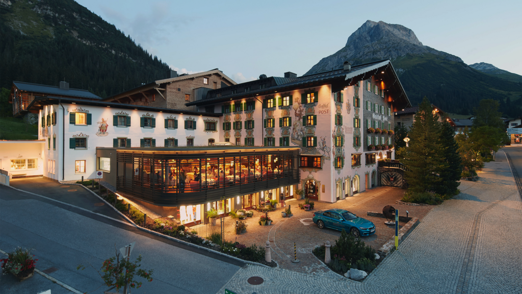 Der Weg zu uns Post Lech außen Sommer