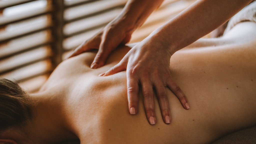 Day Spa im Hotel Post Lech Person erhält Rückenmassage mit Händen in ruhiger Umgebung