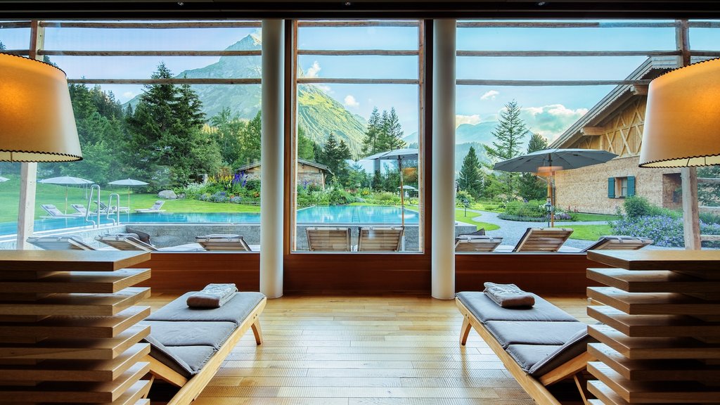Day Spa im Hotel Post Lech Blick aus einem Spa-Bereich auf einen Pool und Berge im Hintergrund