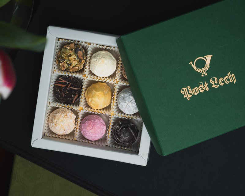 Neues aus der Post Offene Schachtel mit neun verschiedenen dekorierten Pralinen