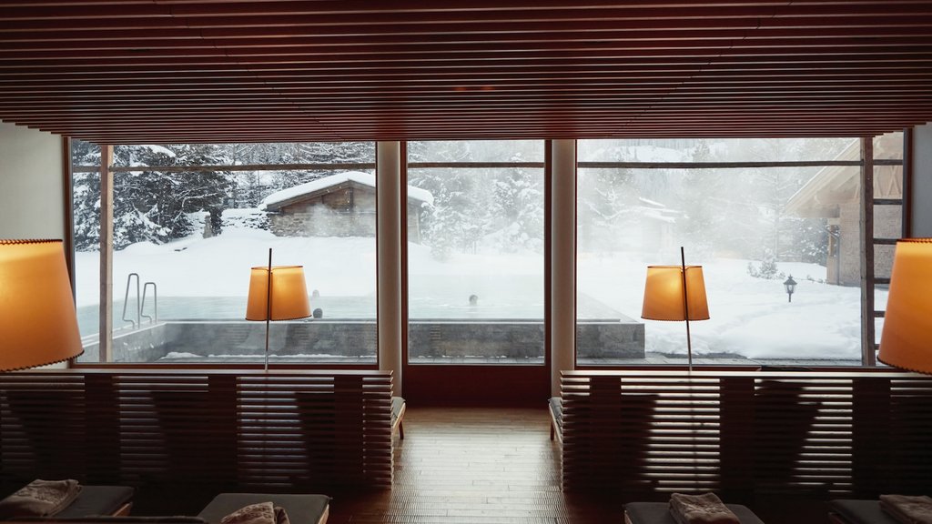 Day Spa im Hotel Post Lech Innenraum mit Blick auf beheiztes Außenbecken und verschneite Landschaft